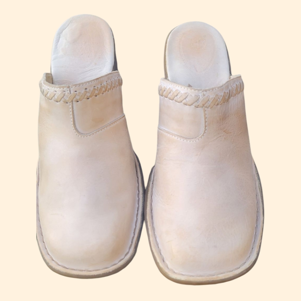 Dr. Martens Dana Clog Leather Mules in a light beige color. - Picture 3 of 6